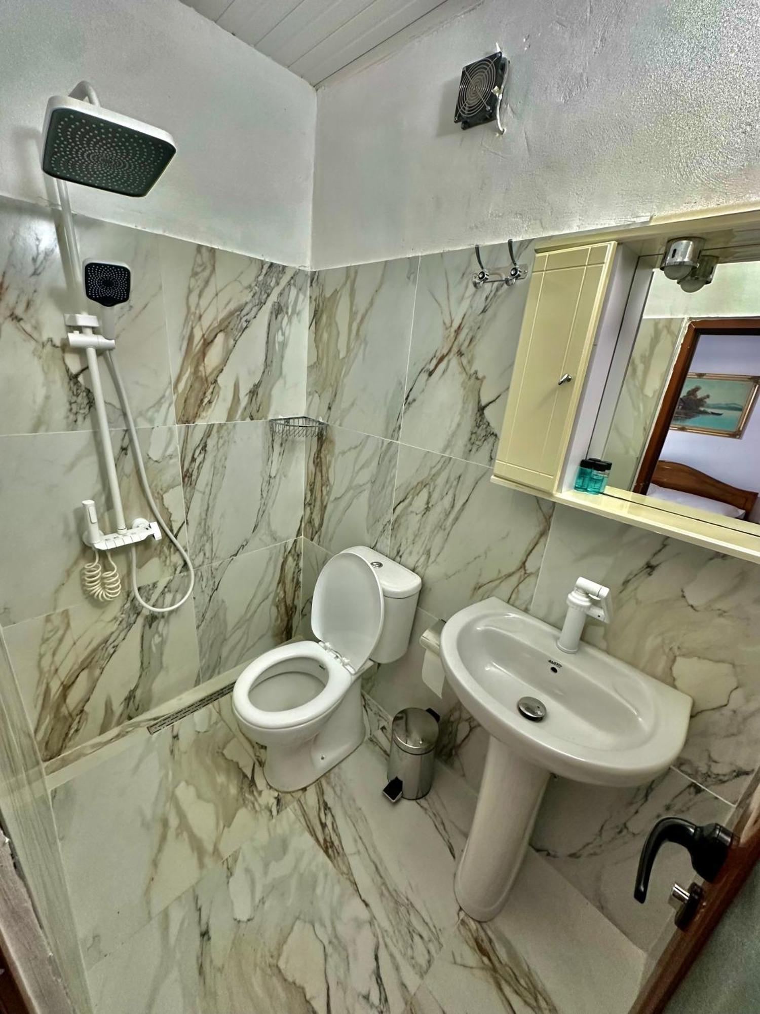 Отель Grandpas House Гирокастра Экстерьер фото